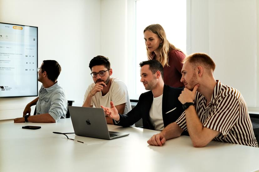 Foto einer Gruppe Menschen in einem Büro