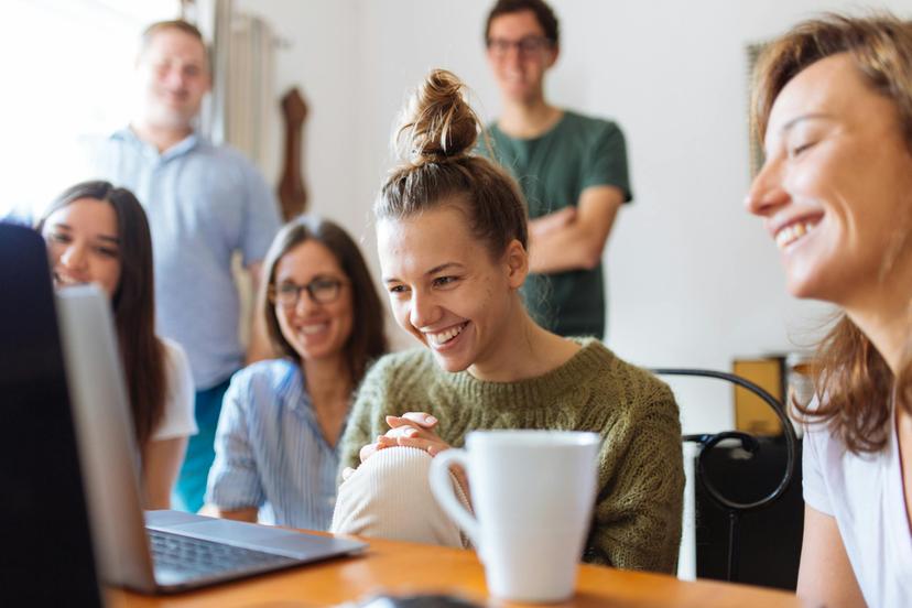 Foto einer Gruppe Menschen in einem Büro